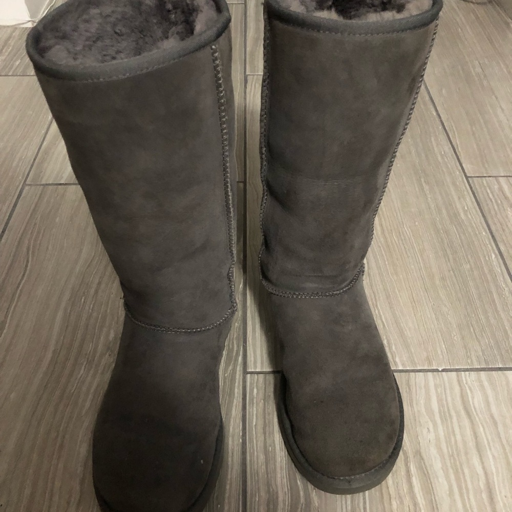 Tall Gray Ugg’s size 8